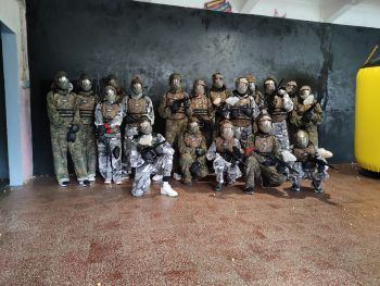 8. B na paintballu